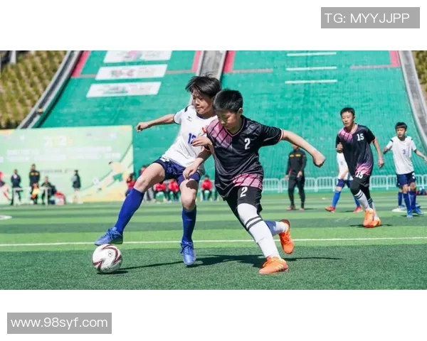 足球小教练带你走进青少年足球的世界培养未来的球场明星